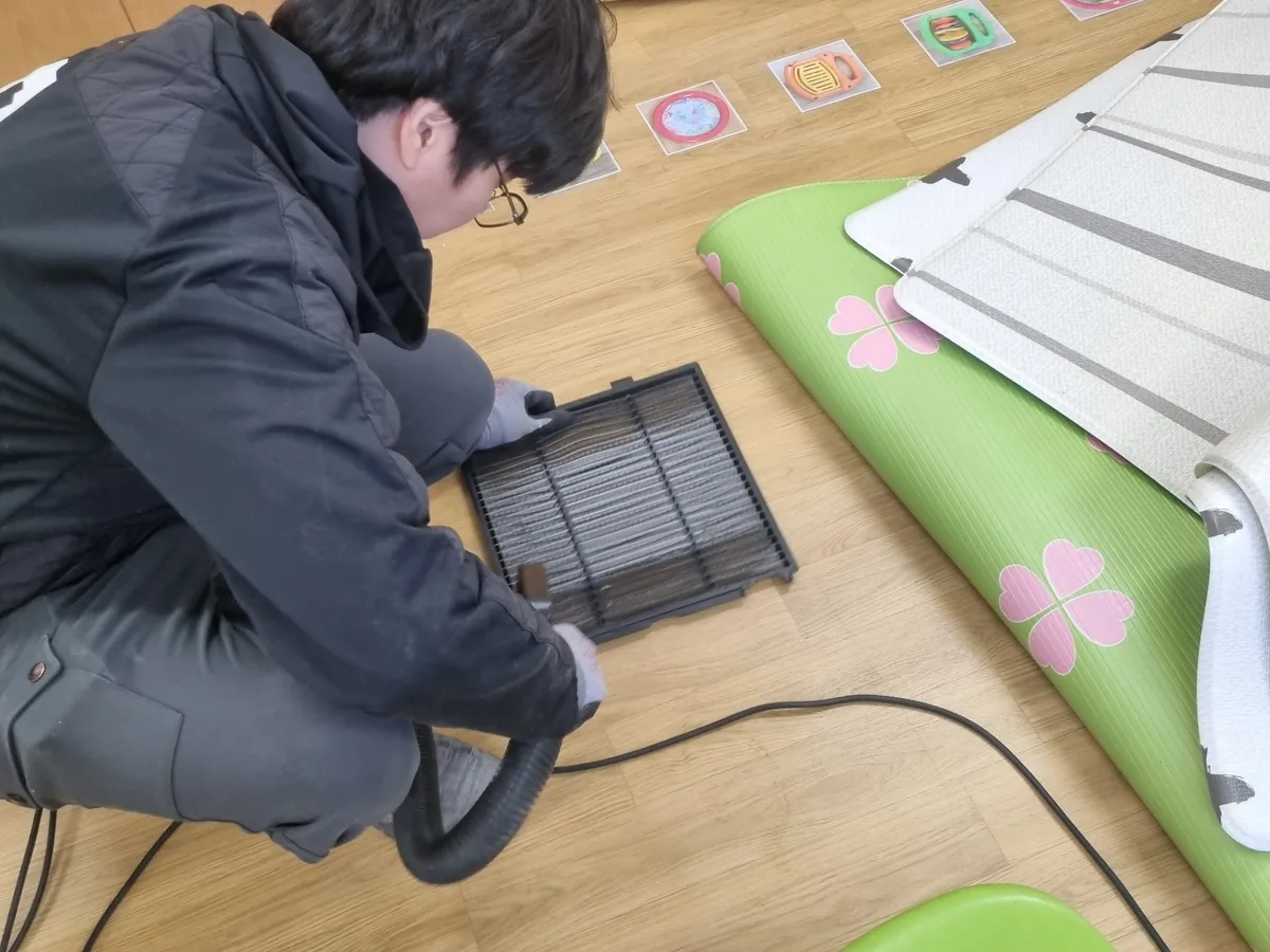 구미시 도량동 놀이방 낮잠실 장비 주변 정밀 위생청소 사례 - 행진크린