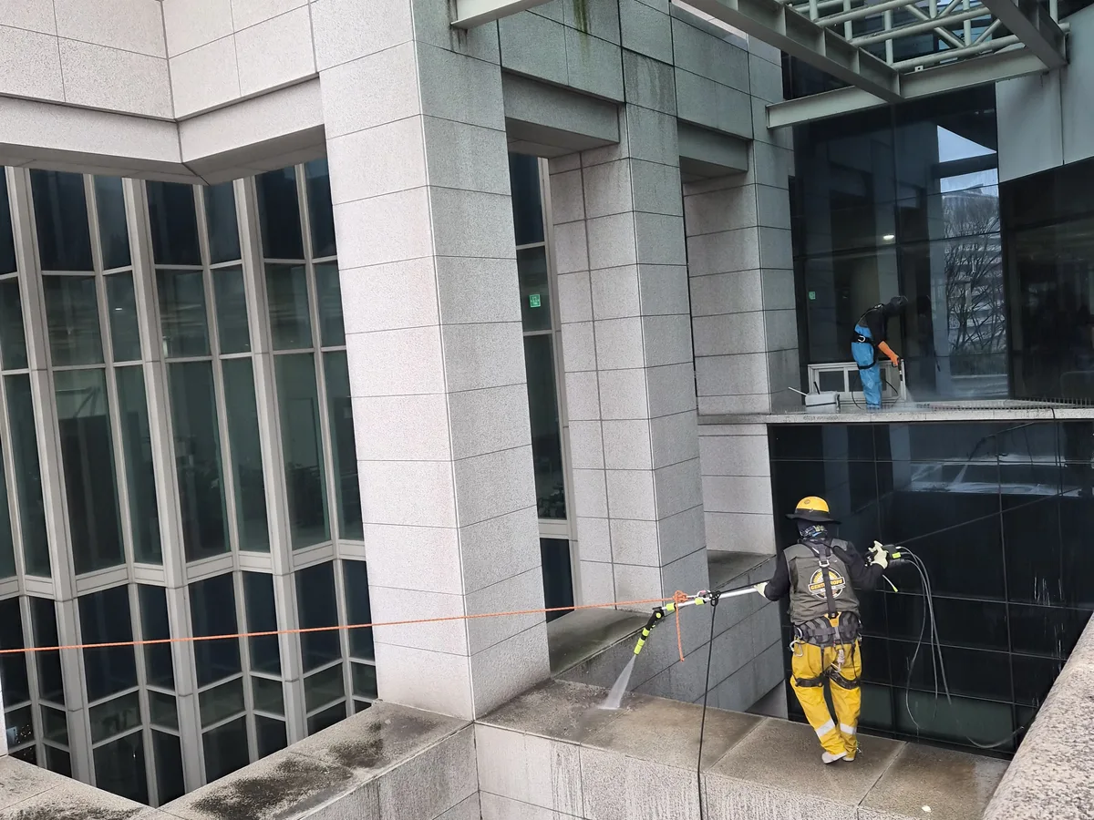 고령군 대가야읍 상가건물 옥상 파라펫 장비 주변 정밀 위생청소 사례 - 행진크린