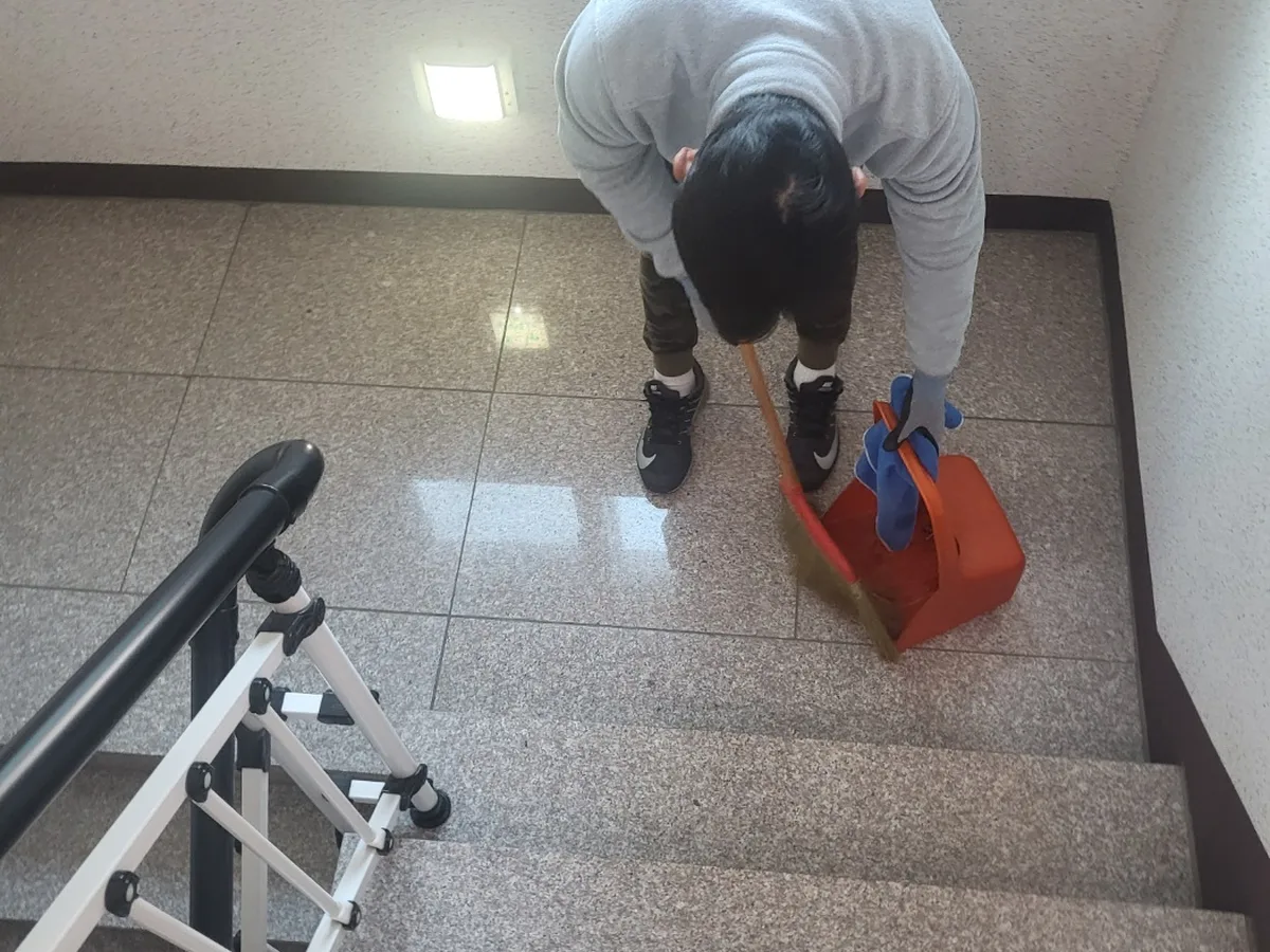 구미시 도량동 빌라 공동현관 장비 주변 정밀 위생청소 사례 - 행진크린
